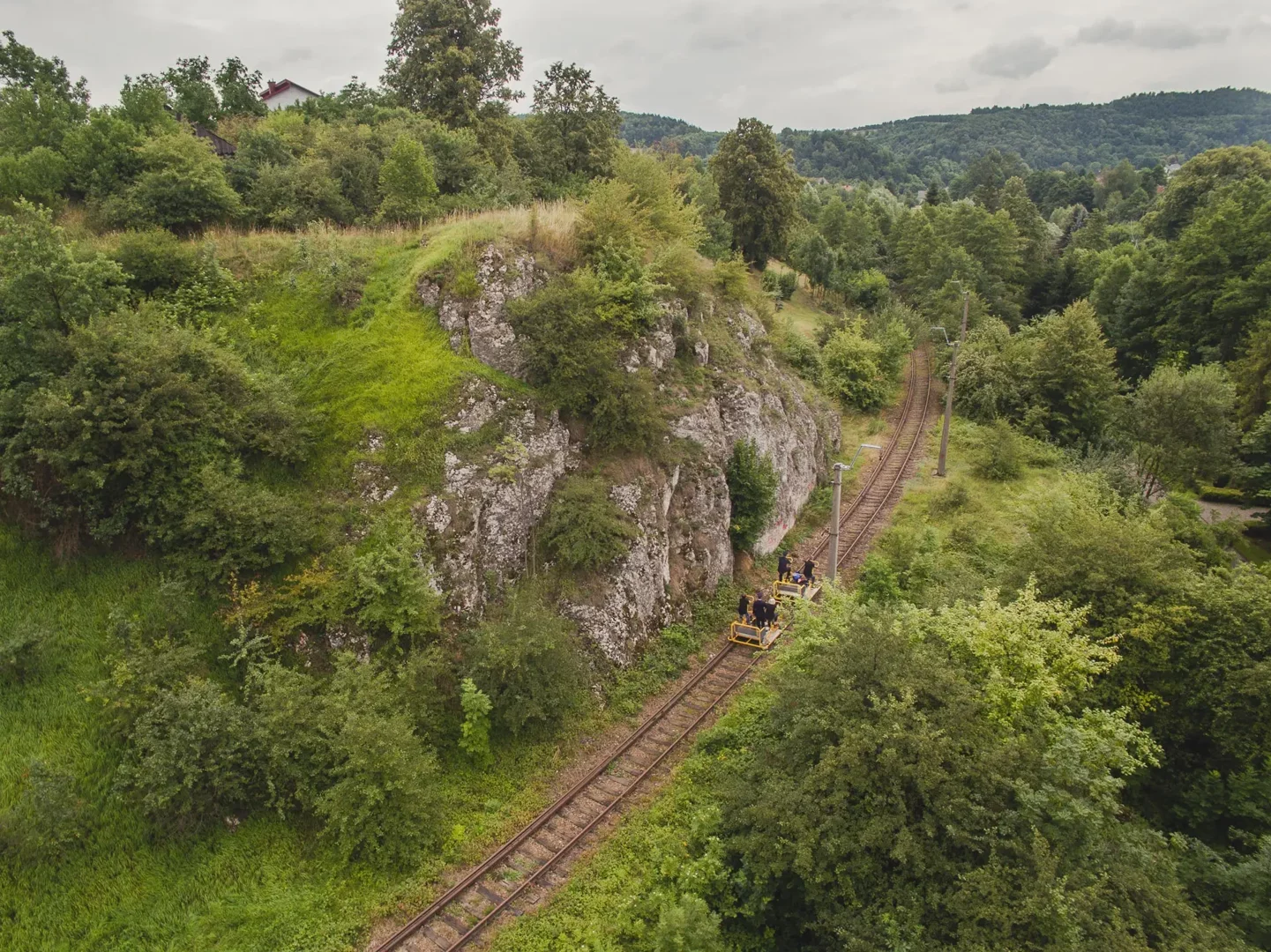 Drezyny rowerowe — przejażdżka po nieczynnych torach kolejowych w Regulicach